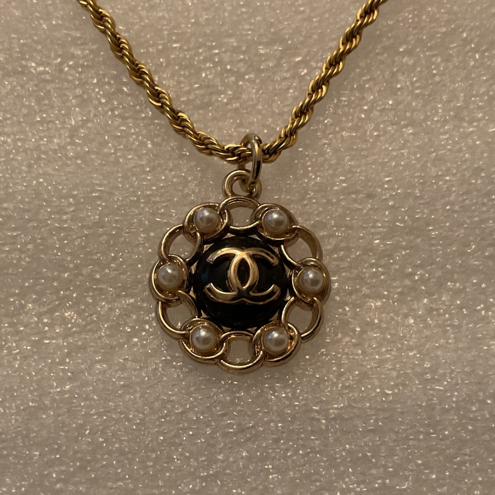 CHANEL Pearl CC Pendant Necklace Black Enamel Gold Tone Vintage Classic Rare - Picture 2 of 4